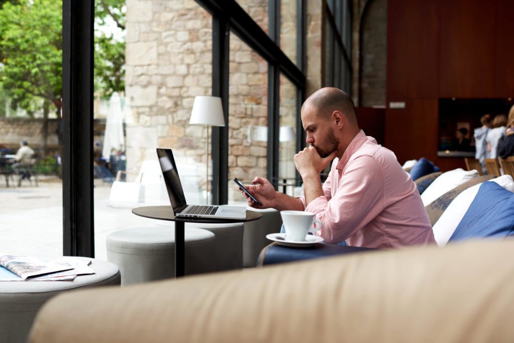 homme d'affaires en coworking